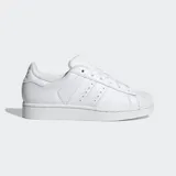 Championes Adidas Superstar blancos de cuero, con las tres tiras laterales microperforadas y puntera de goma.