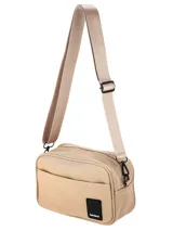 Bandolera de lona impermeable color beige, con diseño compacto, bolsillo frontal con cierre magnético y correa ajustable al tono. Incluye etiqueta de marca en color negro en la parte inferior.