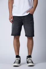 Bermuda de jean de corte regular, color gris oscuro lavado, con dobladillo deshilachado en el ruedo.