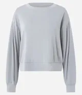 Buzo deportivo Get Over de microfibra color gris claro, de corte boxy, cuello redondo y manga larga abullonada con puños y barra ajustados.