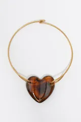 Gargantilla rígida de latón dorado con dije colgante de resina en forma de corazón con efecto carey.