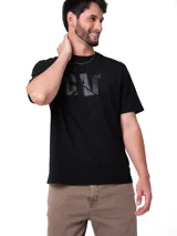 Remera negra de manga corta con el logo de CAT impreso en el pecho.