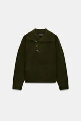 Jersey de punto color verde oliva, con cuello solapa y cierre frontal cruzado con botones. De manga larga y corte recto.