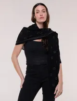 Pashmina rectangular negra con sutil transparencia y caída fluida, decorada con pequeños strass aplicados que forman cuadrados distribuidos por toda la prenda.