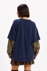 Remera básica de jersey de algodón suave, de color azul, con cuello redondo, mangas cortas y estampa tipográfica en el pecho.