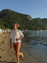 Remera blanca de corte boxy con costuras en color contrastante y un bordado de estrella en el frente.