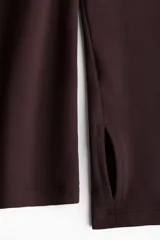 Remera deportiva de corte ajustado, confeccionada en tejido funcional SoftMove. Presenta cuello redondo, mangas largas con abertura para el pulgar y diseño liso.