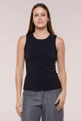 Musculosa de calce al cuerpo confeccionada en modal y algodón de textura suave, con cuello a la base, sisas de acabado limpio y diseño con frente forrado en doble tela.
