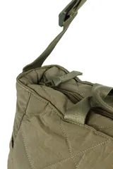 Bolso tipo tote acolchado en color verde oliva, con diseño de costuras en rombos. Cuenta con doble asa superior fija, correa larga ajustable y bolsillos laterales abiertos.