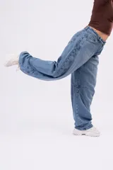 Jean baggy de tiro medio en color azul vintage desgastado, con silueta holgada tipo balloon y diseño relajado.