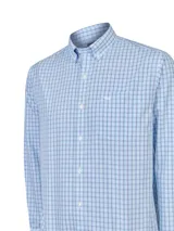 Camisa de manga larga con cuello abotonado, confeccionada en algodón con estampado de cuadros en tonos azules y blancos. Presenta cierre frontal con botones y bolsillo en el pecho con el logo de la marca bordado.