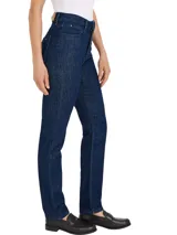 Jean azul oscuro de corte ajustado y talle alto, con trabillas trenzadas, diseño de cinco bolsillos y logo bordado en el bolsillo trasero.