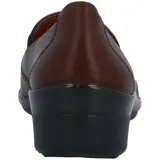 Zapato tipo slip-on de cuero liso color marrón, con diseño de punta redondeada y suela de goma negra con taco bajo.