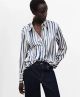 Camisa de poliéster con diseño de rayas verticales en tonos azul y blanco, cuello camisero, manga larga y cierre frontal con botones.