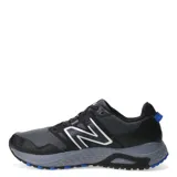 Championes de running New Balance modelo 410, color negro con detalles en gris y azul. Presentan una construcción en malla transpirable y refuerzos sintéticos, con el logo N característico en los laterales y una suela de alto rendimiento diseñada para ofrecer tracción y amortiguación.