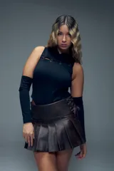 Minifalda tableada marrón de símil cuero, con cintura alta y cordones cruzados en los laterales.