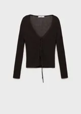 Cardigan marrón de punto de canalé con cuello de pico, cierre de lazos en la parte delantera, diseño entallado y manga larga.