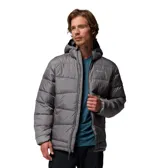 Campera puffer con capucha, color gris, con cierre frontal completo, bolsillos laterales con cremallera y logo de la marca estampado en el pecho. Cuenta con tecnología de reflectividad térmica y aislamiento sintético.