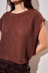 Chaleco oversize de punto texturado color rosa, con escote redondo y mangas sisa caídas.