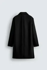 Abrigo de corte regular fit confeccionado en tejido compacto con mezcla de lana. Presenta cuello con solapas de muesca, cierre frontal de botonadura, bolsillos de vivo en la cadera y abertura central en la espalda.