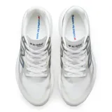 Championes de running New Balance SuperComp Rebel, color blanco con detalles en gris y toques en rojo. Cuentan con tecnología Energy Arc e Infinion Foam en la entresuela para mayor retorno de energía.