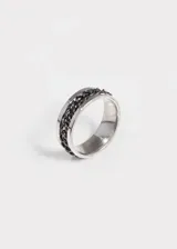 Anillo negro de acero quirúrgico con cadena giratoria central.