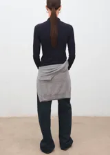 Camiseta de cuello alto y manga larga, con diseño entallado al cuerpo.