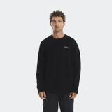 Buzo tejido de punto rib en color negro, con cuello redondo y corte holgado. Presenta un pequeño logo bordado en el pecho y una estampa gráfica en la espalda.