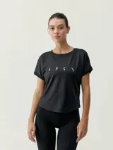 Remera deportiva de manga corta color negro, con cuello redondo y diseño holgado. Cuenta con estampa frontal con el nombre de la marca en color blanco.