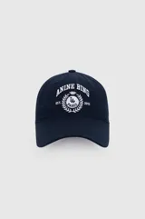 Gorra azul marino de algodón con visera curva y bordado frontal en color blanco y azul con el texto 'Anine Bing' y emblema institucional.
