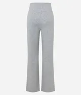 Pantalón flare color crema confeccionado en algodón con viscosa certificada, forro en fleece y cintura elástica.