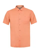 Camisa manga corta RKF de lino orgánico color salmón, con cuello camisero, cierre frontal con botones y un bolsillo ojal en el pecho con detalle bordado.