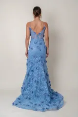 Vestido largo de fiesta en tul celeste pastel bordado con flores en tela. Tiene breteles finos, escote en V, top con ballenas y tajo alto en la pierna.