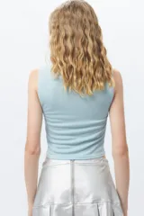 Top lila de morley, sin mangas y cuello redondo.