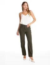 Pantalon de corte recto en color verde oliva, con tiro medio-alto, presillas para cinturón, bolsillos laterales y bolsillos traseros de ojal con botón.
