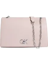 Cartera de hombro o cruzada de piel sintética color rosa pálido, con cierre giratorio en la solapa y herrajes plateados. Presenta el monograma 'CK' en metal plateado en el frente.