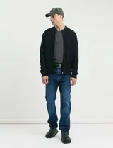 Pantalon jean de corte recto clásico con diseño de cinco bolsillos, confeccionado en algodón.