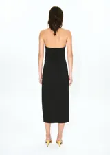 Vestido midi negro con escote halter, diseño sin mangas y detalle drapeado en la cintura.