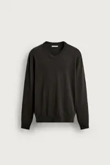 Jersey de punto de corte regular fit, confeccionado en hilatura de lana. Presenta cuello en pico, manga larga y acabados en rib.