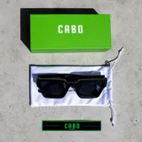 Lentes de sol unisex con montura rectangular gruesa con estampado carey y lentes marrones.