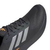 Championes de running Adidas Runfalcon 5, de color gris con las clásicas tres tiras en los laterales en tono gris claro y detalles en color naranja brillante en la lengüeta y el talón. Cuentan con capellada de malla transpirable, cordones al tono y entresuela Cloudfoam para mayor amortiguación.