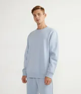 Buzo masculino de fleece color celeste, cuello redondo, manga larga y diseño liso con puños y barra ajustados.