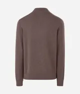 Suéter de punto color marrón, con cuello alto y cierre frontal parcial tipo half-zip, de manga larga y diseño regular.