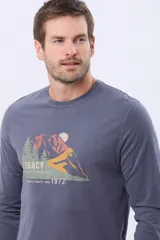 Remera de manga larga color bordó, con cuello redondo y estampado frontal de un paisaje montañoso con pinos y la palabra "LEGACY".