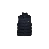 Chaleco puffer Moncler modelo Tibb de color azul marino, con diseño acolchado horizontal, cuello alto y cierre frontal con cremallera y botones a presión. Cuenta con bolsillos laterales y el parche distintivo de la marca en el pecho.