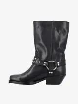 Botas de caña media de cuero negro con hebilla y tachas plateadas.