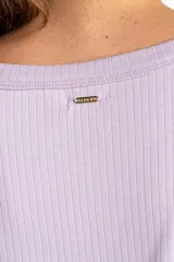 Remera celeste de punto canalé, corte holgado y mangas cortas.