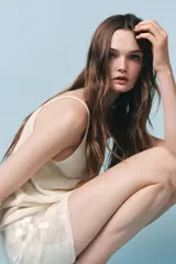 Minifalda color blanco cubierta de lentejuelas, con cintura elástica y forro interior.