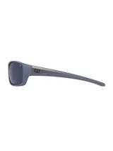 Lentes de sol Caterpillar con armazón gris mate de diseño deportivo y envolvente. Presentan patillas con detalle de estampado camuflado en el interior y logo de la marca en el lateral.
