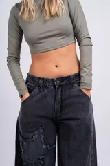 Crop top gris de punto canalé con cuello alto y mangas largas.